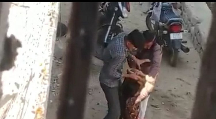 कलयुगी पिता पुत्र ने की मां के  साथ बीच रास्ते में मारपीट ज़मीन पर पटका और घसीटा विडियो वायरल