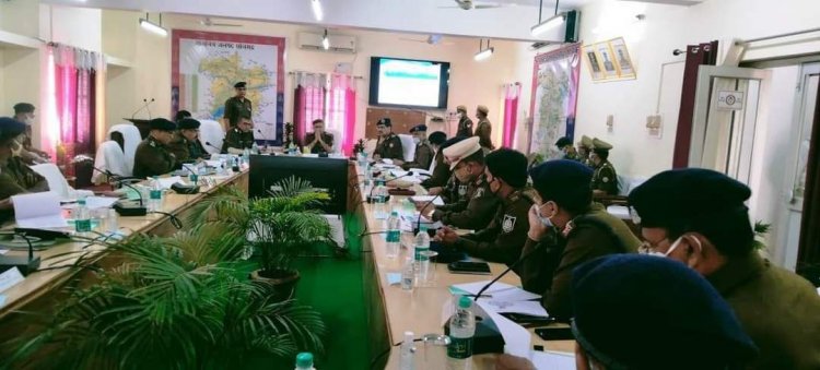 जोन वाराणसी की अध्यक्षता मे आगामी विधानसभा चुनावों के दृष्टिगत पुलिस लाइन चुर्क सोनभद्र सभागार कक्ष में आयोजित की गयी इण्टर स्टेट बॉर्डर मीटिंग