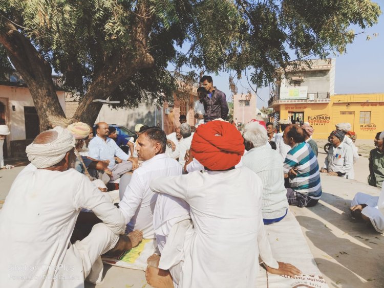 पंचायत समिति सिरोही के प्रधान हसमुख मेघवाल ने ग्राम पंचायत संरतरा के गांव सिलोइया में ग्राम विकास अधिकारी नाथू लाल मीणा के साथ जनसमस्याओं को लेकर ग्रामीणों के साथ बैठक आयोजित।