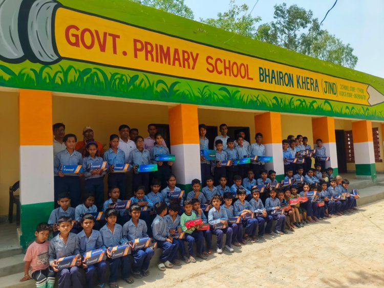 भैरों खेड़ा स्कूल में बच्चों को जूते-टाई वितरित, मुख्याध्यापक परवीन गोयल ने बढ़ाया उत्साह